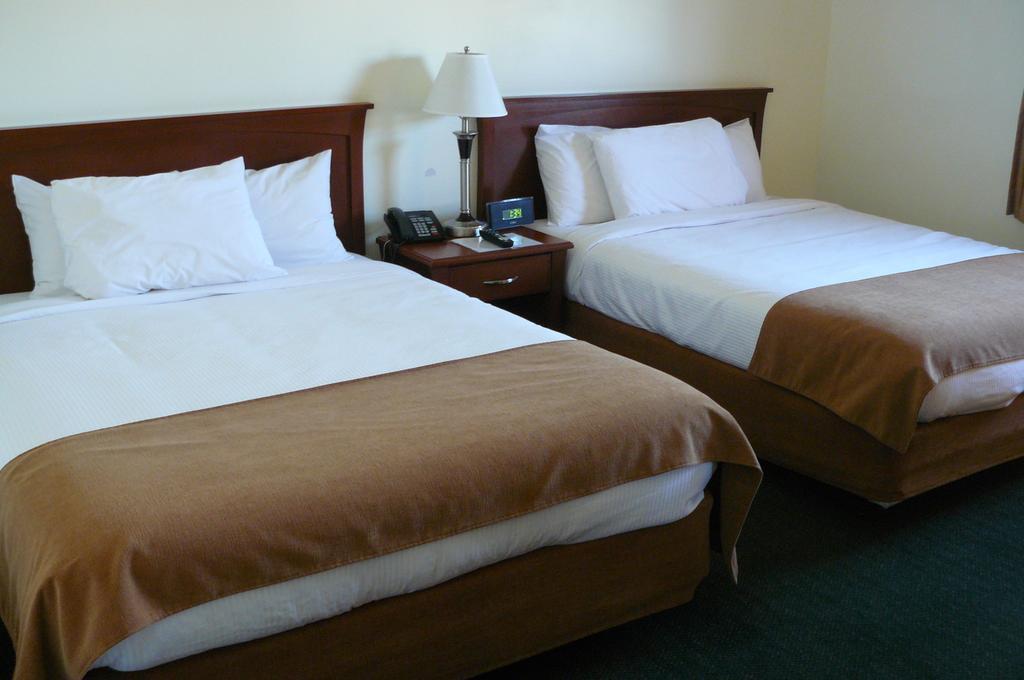 Ptarmigan Inn Hay River Δωμάτιο φωτογραφία